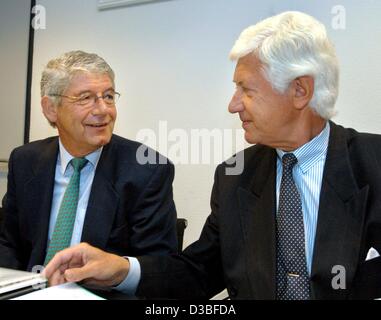 (Dpa) - Walter Richtberg (R), Chairman und Wilm Herlyn, Chefredakteur der deutschen Presse-Agentur GmbH (Deutsche Presseagentur) zusammen sitzen und plaudern zu Beginn einer Bilanz-Pressekonferenz in Hamburg, Germany, 26. Juni 2003. Die größte deutsche Nachrichtenagentur kündigte einen Umsatzrückgang Stockfoto