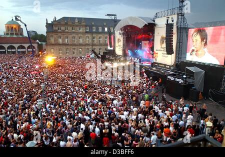 (Dpa) - Fans jubeln während eines Konzerts der britischen Gruppe blau während der pop Festival Arena of Sound auf dem Burgplatz (Schlossplatz) in der Innenstadt von Stuttgart, Deutschland, 14. Juni 2003. Ca. 85.000 Musikfans kamen in Attent die Konzerte des italienischen Tiziano Ferro, blau und Melanie C, unter anderen musical Stockfoto