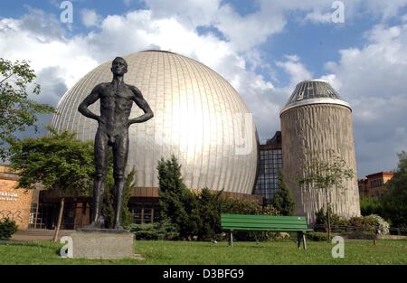 (Dpa) - steht eine Skulptur vor das Zeiss-Planetarium in der Ernst-Thaelmann-Park im Stadtteil Prenzlauer Berg in Berlin, Deutschland, 14. Mai 2003. Das Planetarium wurde 1987 als eines der modernsten Planetarien Europas auf gegründet. Stockfoto