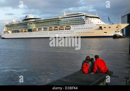 (Dpa) - eine Familie sitzt am Ende eines Piers und Blicke über das Wasser am Meer Kreuzfahrtschiff "Serenade of the Seas" und sie in Papenburg, Deutschland, 20. Juni 2003 Abdocken soll. Der Kreuzer ist 293,2 Meter lang und hat eine eingetragene Tonnage von 90090. Die "Serenade of the Seas" ist für die Stockfoto