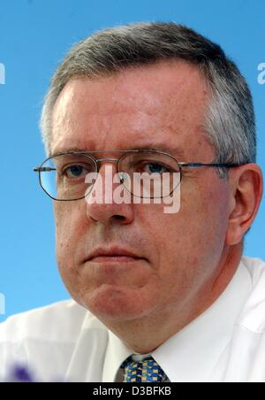 (Dpa) - Klaus Rauscher, Vorstandsvorsitzender der neuen Energiekonzern Vattenfall Europe, abgebildet auf einer Pressekonferenz in Berlin, 11. Juni 2003. Vattenfall Europe will im Jahr 2003 wird das erste Tor vor der Erhöhung von Produktion und Vertrieb, Vermietbarkeit zu wachsen, sagte Rauscher. Der drittgrößte deutsche Gruppe Energieziele an Stockfoto