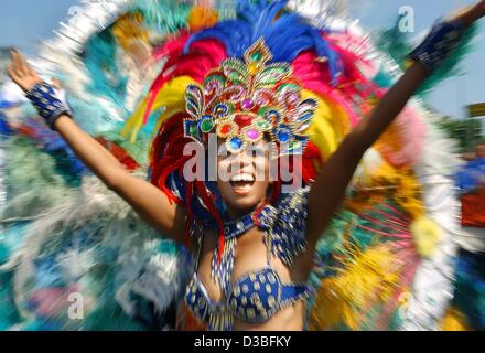 (Dpa) - eine Brasilianerin mit Federschmuck tanzt durch die Straßen während der Karneval der Kulturen parade in Berlin, 8. Juni 2003. Ca. 105 Tanz und Musikgruppen mit 4.000 Mitgliedern aus allen Teilen der Welt kam in der bunten Parade Throught Stadtteil Kreuzberg.  Schlüsselwörter: Ar Stockfoto