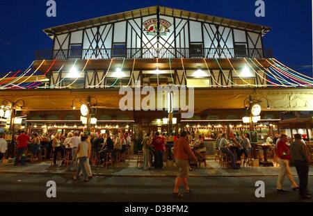 (Dpa) - ein Blick Richtung Eingang und der Sitzbereich im Freien im Bierkoenig Restaurant in El Arenal in der Nähe von Palma auf der Resort Insel Mallorca, Spanien, 5. Juni 2003. Mallorca ist die größte Insel der Balearen mit einer abwechslungsreichen Landschaft und einer reichen Kulturgeschichte. Die Araber regiert der Balearen Stockfoto