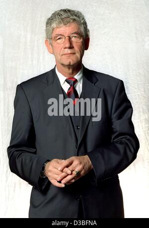 (Dpa) - Wilm Herlyn, Chefredakteur von die Deutsche Presse-Agentur GmbH (Deutsche Presseagentur), im Bild während der 7. Medien-Streit in Mainz, Deutschland, 30. Oktober 2002. Die größte deutsche Nachrichtenagentur kündigte während einer Pressekonferenz am 26. Juni 2003 einen Rückgang der Umsätze um 0,4 Prozent auf 106 Stockfoto