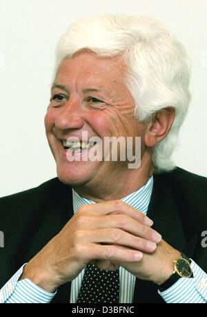 (Dpa) - Walter Richtberg, Vorstandsvorsitzender der Deutsche Presse-Agentur GmbH (Deutsche Presseagentur) lächelt während einer Bilanz-Pressekonferenz in Hamburg, Germany, 26. Juni 2003. Die Agentur bekannt war, dass trotz Umsatzrückgang um 0,4 Prozent das Gesamtergebnis für das Geschäftsjahr 2002 sati Stockfoto