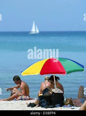 (Dpa) - Menge Urlauber am berüchtigten Strand von El Arenal in der Nähe von Palma auf der Resort Insel Mallorca, Spanien, 9. Juni 2003. Mallorca gilt als eines der beliebtesten Urlaubsziele in Europa. Stockfoto