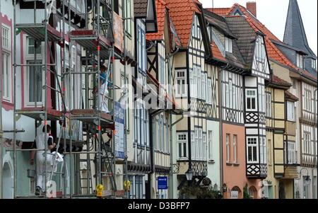 (Dpa) - eines der historischen Fachwerkhäusern wird restauriert, in der malerischen alten Stadt Wernigerode, Ostdeutschland, 28. Mai 2003. Oft bezeichnet als "bunte Stadt im Harz" wegen seiner historischen Gebäude in verschiedenen Farben lackiert und in verschiedenen Styl gebaut Stockfoto