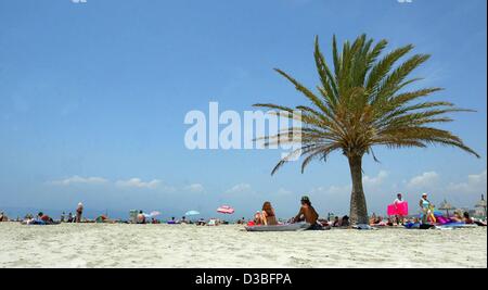 (Dpa) - Menge Urlauber am berüchtigten Strand von El Arenal in der Nähe von Palma auf der Resort Insel Mallorca, Spanien, 7. Juni 2003. Mallorca gilt als eines der beliebtesten Urlaubsziele in Europa. Stockfoto