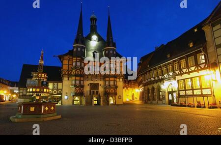 (Dpa) - ein Blick auf den Marktplatz und das historische Rathaus mit seinen zwei Türmen, die Wohltaeter (Wohltäter) Brunnen (L) und die Hotel Gothisches Haus (R) in der malerischen alten Stadt Wernigerode, Ostdeutschland, 30. Mai 2003. Oft als "bunte Stadt im Harz" bec Stockfoto