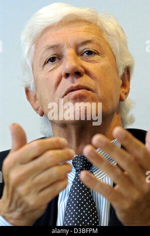 (Dpa) - Walter Richtberg, Vorstandsvorsitzender der deutschen Presse-Agentur GmbH (Deutsche Presseagentur), Gesten, während er bei einer Bilanz-Pressekonferenz in Hamburg, Germany, 26. Juni 2003 spricht. Die größte deutsche Nachrichtenagentur kündigte einen Umsatzrückgang um 0,4 Prozent auf 106,2 Millionen Euro. Im Licht Stockfoto