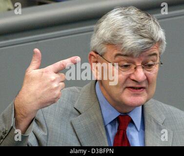 (Dpa) - Gesten der deutsche Außenminister Joschka Fischer (grüne) mit seiner Hand, während er spricht im Bundestag in Berlin, 5. Juni 2003. Der Deutsche Bundestag ratifiziert mit großer Mehrheit die Akzeptanz von sieben Mittel- und osteuropäischen Staaten, die NATO beizutreten. Estland, Litauen, Slowakei, Stockfoto