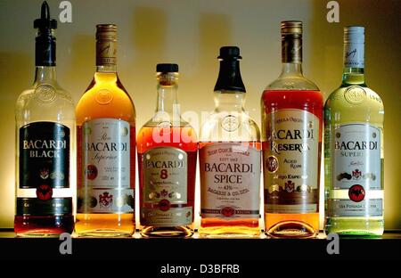 (Dpa) - eine Auswahl an verschiedenen Arten von Bacardi Rum stehen in einer Reihe in den Regalen in der Bar "zwo11" in Hamburg, Deutschland, 3. Juni 2003. Bacardi wird voraussichtlich ihre Ergebnisse aus dem letzten Geschäftsjahr auf einer jährlichen Bilanz-Pressekonferenz am 4. Juni 2003 bekannt.