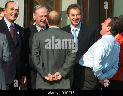 (Dpa) - von R: Bundeskanzler Gerhard Schroeder, der britische Premierminister Tony Blair, der russische Präsident Vladimir Putin, kanadischen Premier Jean Chretien und der französische Präsident Jacques Chirac in einer entspannten Atmosphäre zusammen stehen und lachen während des G8-Gipfels in Evian, Frankreich, 3. Juni 2003. Fragen der Stockfoto