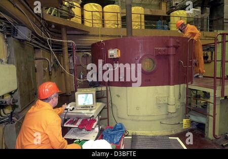 (Dpa) - Mitarbeiter der Energiewerke Nord GmbH nutzen Fernbedienung um Teile des Kernkraftwerks Rheinsberg, Deutschland, disjunkte wurde seit 1990, 20. Juni 2003 stillgelegten. Dekonstruktion Werke haben schon seit 1995 und 2010 fertig gestellt werden. Die geschätzten Kosten von 400 millio Stockfoto