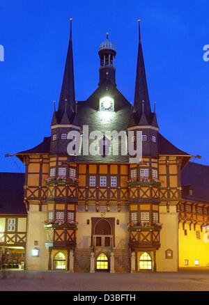 (Dpa) - ein Blick auf den Marktplatz und das historische Rathaus mit seinen zwei Türmen, in den malerischen alten Stadt Wernigerode, Ostdeutschland, 30. Mai 2003. Oft bezeichnet als "bunte Stadt im Harz" wegen seiner historischen Gebäude in verschiedenen Farben bemalt und baute ich Stockfoto