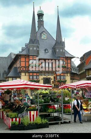 (Dpa) - ein Blick auf den Marktplatz und das historische Rathaus mit seinen zwei Türmen, in den malerischen alten Stadt Wernigerode, Ostdeutschland, 28. Mai 2003. Oft bezeichnet als "bunte Stadt im Harz" wegen seiner historischen Gebäude in verschiedenen Farben bemalt und baute ich Stockfoto