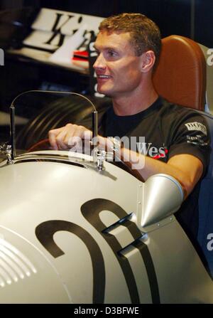 (Dpa) - genießt schottischen F1-Pilot David Coulthard von McLaren-Mercedes, sitzen in einem historischen Mercedes W25 in einem Museum am Nürburgring, Deutschland, 25. Juni 2003. Die W25 war die erste jemals "Silberpfeil" (Silberpfeil). Der Grand Prix von Europa statt am Nürburgring am 29. Juni. Stockfoto