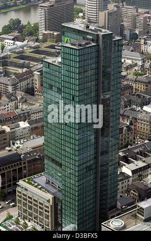 (Dpa) - ein Blick vom Maintower des neuen Bürogebäudes genannt "Gallileo" der Dresdner Bank in Frankfurt am Main, 5. Juni 2003. Der 136 hohen Turm wurde während einem Zeitraum von drei Jahren gebaut und eingeweiht am 5. Juni in Anwesenheit der Bundeskanzlerin. Stockfoto