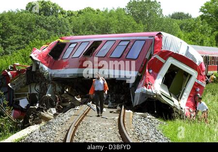 (Dpa) - liegt eine abgestürzte Waggon über die Gleise, Schrozberg, Deutschland, 11. Juni 2003. Zwei s-Bahnen kollidierte im ländlichen Südwesten Deutschlands, sechs Menschen getötet und verletzt wurden einige 25. Die Züge prallte frontal auf eine Single-Rail Strecke in der Nähe von Schrozberg. Ein Deutsche Bahn Bahn-Sprecher Stockfoto