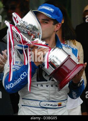 (Dpa) - kolumbianische Formel 1 pilot Montoya küsst seine Trophäe nach dem Gewinn des Grand Prix von Monaco in Monte Carlo, 1. Juni 2003. Es ist in dieser Saison den ersten Sieg des BMW Williams. Stockfoto