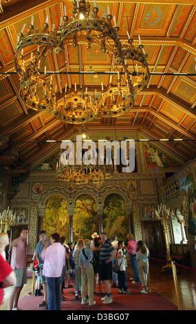 (Dpa) - Blick auf die beeindruckende Sängerin Halle im Inneren der märchenhaften Schloss Neuschwanstein in der Nähe von Schwangau, Süddeutschland, 2. Juni 2003 Besucher. Die Bild-Zyklen von Neuschwanstein wurden inspiriert durch die Opern von Richard Wagner, die König Ludwig die Burg gewidmet. Die Bilder waren nicht ho Stockfoto