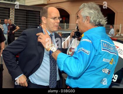 (Dpa) - Prinz Albert von Monaco (L) plaudert mit italienischen Renault-Teamchef Flavio Briatore in Monte Carlo, 29. Mai 2003. Der Grand Prix von Monaco fand am 1. Juni 2003 in Monte Carlo statt. Stockfoto