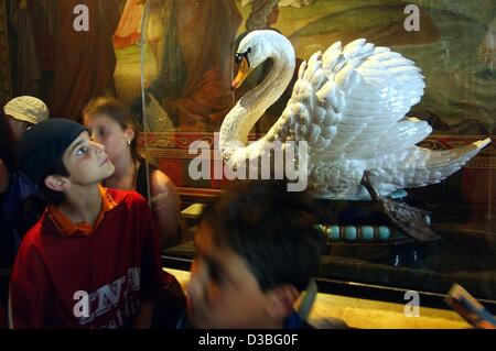 Besucher schauen Sie (Dpa) - der legendäre Schwan im Lesesaal in der märchenhaften Schloss Neuschwanstein in der Nähe von Schwangau, Süddeutschland, 2. Juni 2003. Der Schwan, ein Leitmotiv des Schlosses (Schloss Neuschwanstein eigentlich bedeutet "new Schwan Rock"), war das Wappentier der Grafen von Schwangau, die Stockfoto