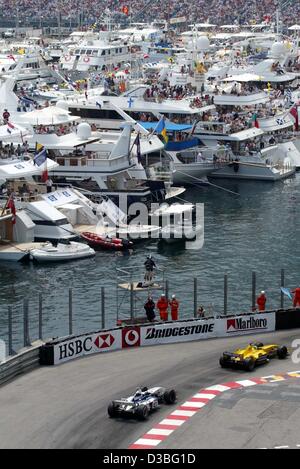 (Dpa) - führt kolumbianische Formel 1 pilot Montoya (BMW-Williams) vor Großbritanniens Ralph Firman (R, Jordan-Ford) während des Grand Prix von Monaco in Monte Carlo, 1. Juni 2003. Montoya zunächst beendet und feiert den ersten Sieg des BMW Williams in dieser Saison, Firman 12. erfolgt. Stockfoto