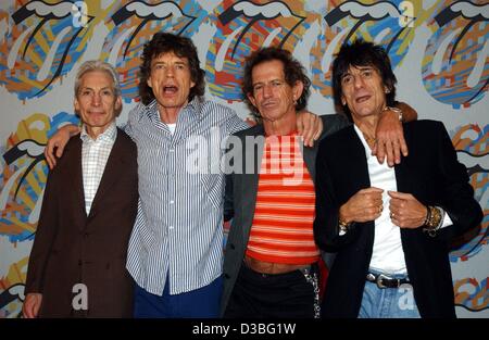 (Dpa) - die Mitglieder der Rolling Stones (von L:) Charlie Watts, Mick Jagger, Keith Richards und Ron Wood, posieren für Fotografen während einer Pressekonferenz in München, 5. Juni 2003. Am Tag vor den Steinen startete das Europäische Bein ihrer aktuellen leckt World Tour in München. Nach drei Konze Stockfoto