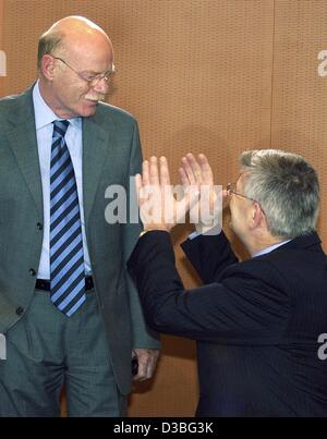 (Dpa) - scheint German Foreign Minister Joschka Fischer (R) die Größe eines Fisches darstellen, die er zur Verteidigung Minister Peter Struck, Berlin, 28. Mai 2003 gefangen. Das Kabinett traf und der Agenda 2010 und verschiedene Reformen diskutiert. Stockfoto