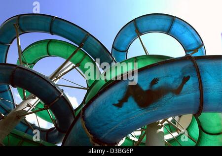 (Dpa) - die Silhouette einer Person Rutschen hinunter die verworrenen Labyrinth von Wasserleitungen auf ein Wasser schieben an einer Ostsee schwimmen Resort in Scharbeutz, Deutschland, 12. Juni 2003. Stockfoto