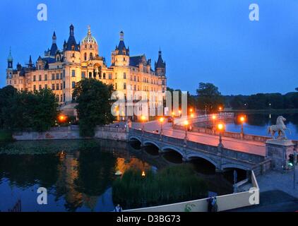 (Dpa) - das malerische Schloss Schwerin wird beleuchtet durch Scheinwerfer in den Abendstunden Schwerin, Deutschland, 5. Juni 2003. Nach mehrjähriger Renovierung hat das Schloss seit 1990 Sitz des Landtages des Landes Mecklenburg-Vorpommern. Die Burg auf der Stockfoto