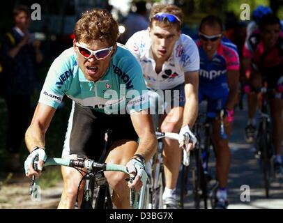 (Dpa) - deutsche Olympiasieger und Radfahrer Jan Ullrich (vorne, L) (Team Bianchi) führt die Gruppe der Radfahrer während der Kämpfe bergauf in der dritten während der Tour de Suisse in Saas Fee, Schweiz, 19. Juni 2003 führte. Ullrich gewinnt den 15. Platz nach über eine Distanz von 204,7 Kilometern von Nyon SAA Stockfoto