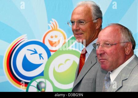 (Dpa) - deutsche Fußballlegende Franz Beckenbauer (L), Präsident des Organisationskomitees der Fußball WM 2006, steht neben ehemaliger nationaler Fußballspieler Uwe Seeler zu Beginn der "Countdown", das Sport- und Info-Veranstaltung in Hamburg, Deutschland, 19. Juni 2003. Die Veranstaltung findet Stockfoto