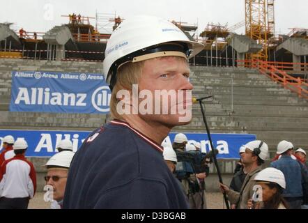 (Dpa) - Oliver Kahn, Team-Kapitän und Torhüter des FC Bayern München, trägt einen Bauarbeiterhelm, während Bayern München besuchen Sie das neue, aber noch unfertigen Allianz Arena in München, 20. Mai 2003. Die Allianz-Stadion wird voraussichtlich im Jahr 2005 fertig gestellt sein. Dann wird es die neue Heimat des FC Bayern München werden und Stockfoto