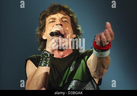 (Dpa) - die Frontmann der Rolling Stones, Mick Jagger, während das erste Konzert des Europäischen Beines Stones aktuelle leckt World Tour, in München, 4. Juni 2003 durchführt. Die Stones spielte Songs aus ihrer 41 jährigen Bandgeschichte, und als ihre letzte Lied ihre Mega-hit "Zufriedenheit". Nach drei Stockfoto