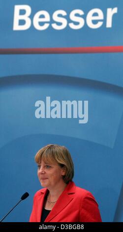 (Dpa) - Angela Merkel, Führer von der CDU, spricht von der deutschen Oppositionspartei während einer Konferenz in Berlin, 20. Juni 2003. Merkel und Edmund Stoiber, Führer der CSU, einigten sich auf einen gemeinsamen Standpunkt nach einem klärenden Gespräch über den aktuellen Entwurf der EU-Verfassung. Stoiber zuvor kritisiert Stockfoto