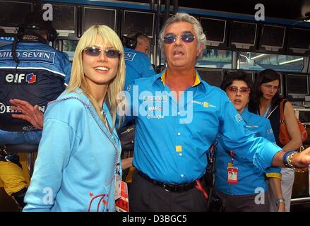 (Dpa) - italienische Renault-Teamchef Flavio Briatore und deutsche Top-Model Heidi Klum auf der Rennstrecke des Grand Prix von Monaco in Monte Carlo, 1. Juni 2003 stehen. Wieder einmal versammelten sich die "reichen und schönen" in Monte Carlo, die Formel1 Autos Dash durch die engen Gassen der Stadt zu sehen. Briatores Stockfoto