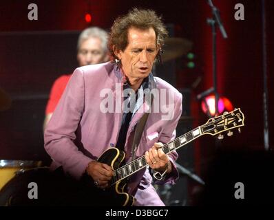 (Dpa) - die Gitarrist der Rolling Stones, Keith Richards, während das erste Konzert des Europäischen Beines Stones aktuelle leckt World Tour, in München, 4. Juni 2003 durchführt. Die Stones spielte Songs aus ihrer 41 jährigen Bandgeschichte, und als ihre letzte Lied ihre Mega-hit "Zufriedenheit". Nach t Stockfoto