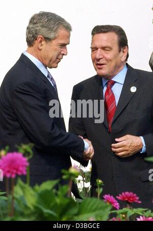 (Dpa) - German Chancellor Gerhard Schroeder (R) und US-Präsident George W. Bush die Hand vor einem Treffen der G8-Gipfel in Evian, Frankreich, 2. Juni 2003. Themen des zweitägigen Treffens sind die weltweite Wirtschaftskrise und den internationalen Terrorismus. Stockfoto