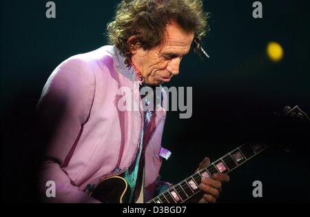 (Dpa) - die Gitarrist der Rolling Stones, Keith Richards, während das erste Konzert des Europäischen Beines Stones aktuelle leckt World Tour, in München, 4. Juni 2003 durchführt. Die Stones spielte Songs aus ihrer 41 jährigen Bandgeschichte, und als ihre letzte Lied ihre Mega-hit "Zufriedenheit". Nach t Stockfoto