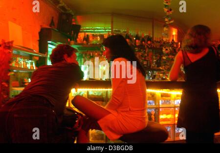 (Dpa) - Gäste sind im Chat an der Bar während einer Party in der Hüfte "90 Grad" Diskothek in Berlin, 6. Juni 2003. Stockfoto