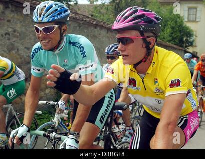 (Dpa) - kasachischer Radrennfahrer Alexandre Vinokourov des Team Telekom sprechen und Gestikulieren zu seinem ehemaligen Teamkollegen, deutscher Radrennfahrer Jan Ullrich Team Bianchi, während die zweite Etappe der Tour de Suisse von Murten nach Nyon (175,1 km), Murten, 18. Juni 2003. Vinokourov trägt das gelbe Trikot ein Stockfoto
