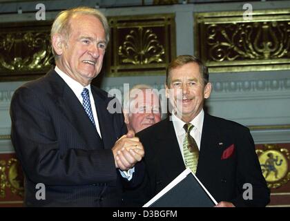 (Dpa) - der ehemalige Czech President Vaclav Havel (R) der deutsche Nationalpreis vom Bundespräsidenten Johannes Rau, Berlin, 18. Juni 2003 erhält. Die 66-jährige wurde geehrt für seinen Beitrag zur deutsch-tschechischen Beziehungen und Europäische Integration. Der Preis beträgt 100.000 Euro. Stockfoto