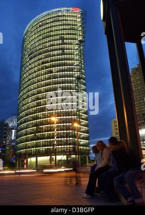 (Dpa) - ein Blick auf den Potsdamer Platz in Berlin, 22. Mai 2003. Heute pulsiert Leben Berlins am Potsdamer Platz. Aber mehr als 28 Jahre lang war der Ort tot Grundstücksfläche im Herzen der Stadt und in der Nacht den Lampen von der Berliner Mauer erleuchtete den Potsdamer Platz, PreventÊEast deutscher Staatsbürger von esc Stockfoto