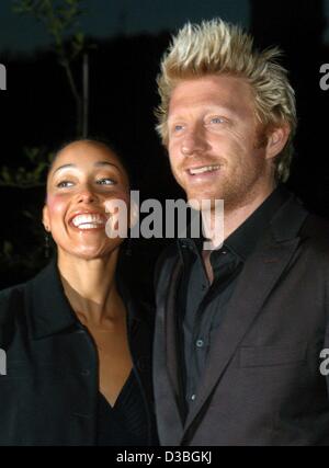 (Dpa) - der ehemalige deutscher Tennis-star Boris Becker lächelt, als er seine neue Freundin Caroline an "Des Players Night" in Hamburg, 13. Mai 2003 präsentiert. Stockfoto