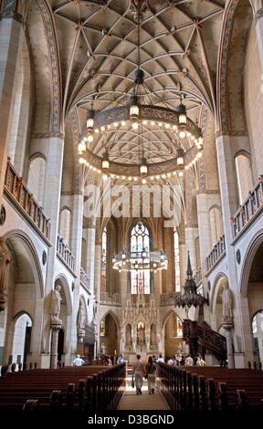 (Dpa) - ein Blick in die Schlosskirche (Schlosskirche) in Wittenberg, Deutschland, 4. Juni 2003. Die Kirche ging in die Geschichte als Luther am 31 Oktober 1517 seine 95 Thesen an die Tür genagelt. Zusammen mit anderen Orten Luthers Aktivitäten wurde die Kirche in die Liste des Unesco-Welt-Heri hinzugefügt. Stockfoto