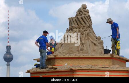 (Dpa) - eine Gruppe von Künstlern arbeiten an einer Skulptur aus Sand an der East Side Gallery in Berlin, 17. Juni 2003. Die Skulptur heißt "Faces of Berlin" und ist Bestandteil der "Sandsation" Festival und Ausstellung, das erste international Arts Festival seiner Art in Deutschland, in welcher Künstler von a Stockfoto