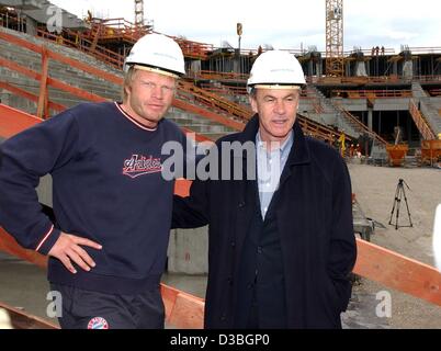 (Dpa) - Oliver Kahn (L), Team-Kapitän und Torhüter des FC Bayern München und Trainer Ottmar Hitzfeld tragen Schutzhelme während Bayern München besuchen Sie das neue, aber noch unfertigen Allianz Arena in München, 20. Mai 2003. Die Allianz-Stadion wird voraussichtlich im Jahr 2005 fertig gestellt sein. Dann wird es die neue Heimat geworden. Stockfoto