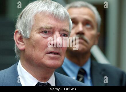 (Dpa) - Bundesinnenminister Otto Schily und Präsident des Bundesamtes für Verfassungsschutz, Heinz Fromm, stellen ihren Bericht über den Schutz der Verfassung im Jahr 2002 in Berlin, 13. Mai 2003. Der Bericht konzentriert sich auf den Zustand der Sicherheit in Deutschland. Nach Schil Stockfoto